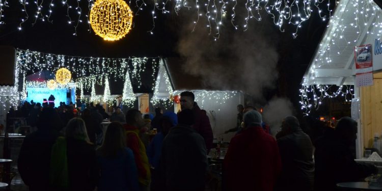 Palačinke, topli napici, fritule, novogodišnji ukrasi, suveniri, roštilj, muzički sadržaji, razloga i više nego dovoljno da i ove godine budete dio manifestacije „Kladuška zima 2019“
