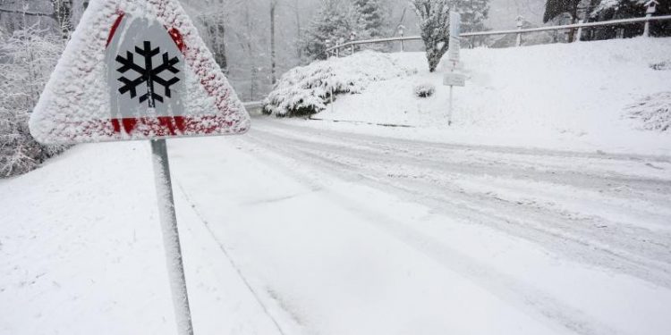Obavezno čišćenje snijega i leda ispred objekata koji se koriste, te snijeg i led s krovova stambenih i poslovnih zgrada