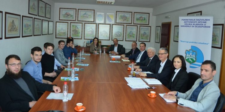 Općinski načelnik Fikret Abdić potpisao ugovore s mladim poduzetnicima Velike Kladuše