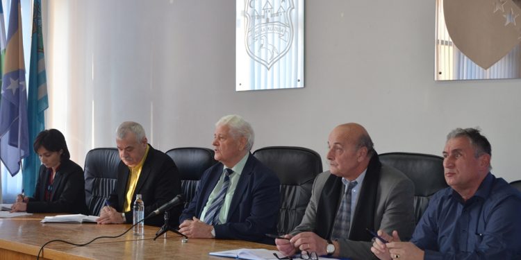 Sastanak načelnika Abdića i njegovih saradnika sa savjetima Mjesnih zajednica