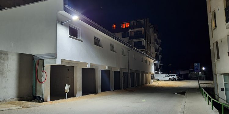 U toku završni radovi na izgradnji garaža i parkinga u centru Velike Kladuše (FOTO)