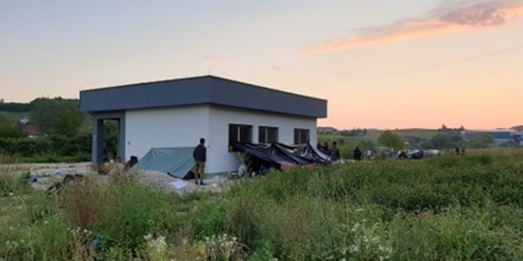 Upućen zahtjev Policiji da spriječi uništavanje objekta MZ Polje od strane migranata