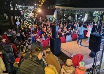 Kladuška zima 2021: Sinoć održana predstava za djecu, večeras muzički program „Winter time“