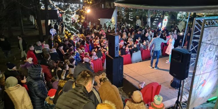 Kladuška zima 2021: Sinoć održana predstava za djecu, večeras muzički program „Winter time“