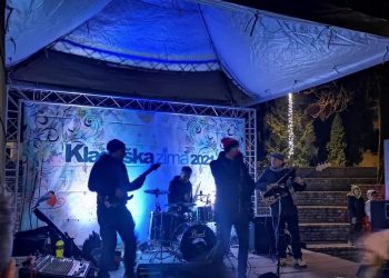 Sinoćnjim nastupom grupe „Space patrol“ počela „Kladuška zima 2021“; Večeras predstava za djecu