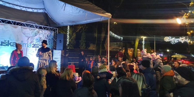 Održana još jedna predstava, večeras koncert grupe „Okus meda“