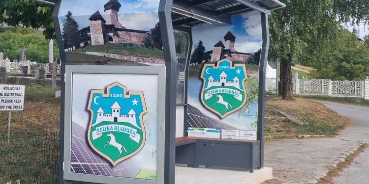 Započelo postavljanje autobuskih stajališta s fotonaponskim nadstrešnicama i hidranata