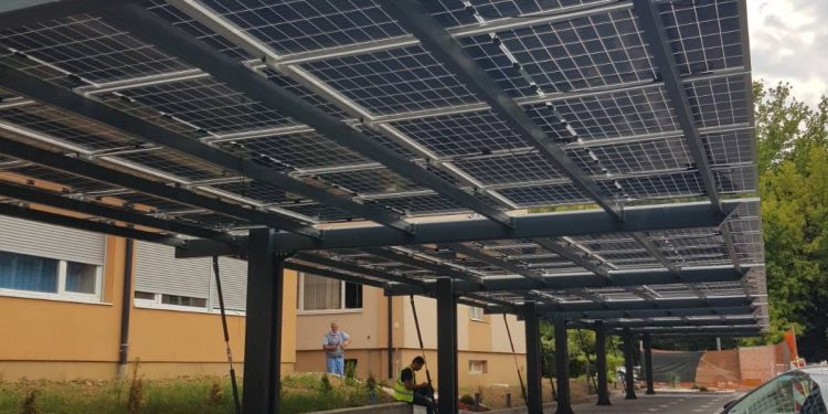 Započelo postavljanje autobuskih stajališta s fotonaponskim nadstrešnicama i hidranata