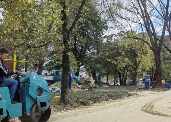 Počeli radovi na modernizaciji i sanaciji pješačkih staza u gradskom području i gradskom parku V. Kladuša