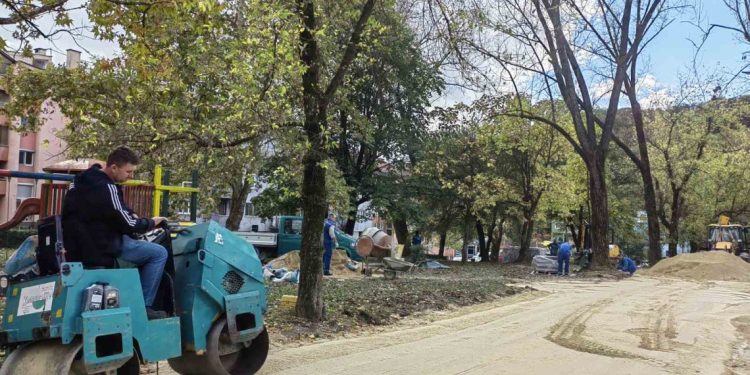 Počeli radovi na modernizaciji i sanaciji pješačkih staza u gradskom području i gradskom parku V. Kladuša