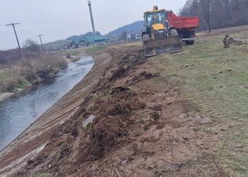U toku čišćenje korita rijeke Kladušnice sa pritokama