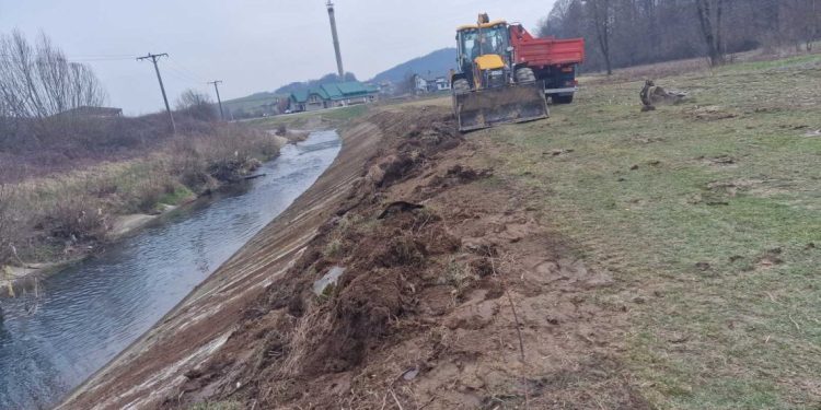 U toku čišćenje korita rijeke Kladušnice sa pritokama