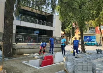 Nastavljeni radovi na uređenju svih javnih površina i urbanih dijelova Općine: Uređuje se i prostor oko Centra za kulturu i obrazovanje