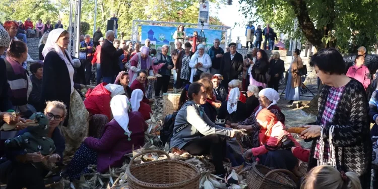 Uz pjesmu, folklor i komušače okončani „Kladuški dani poljoprivrede“