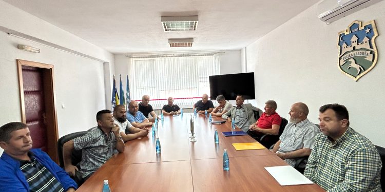 U kabinetu Općinskog načelnika danas su svečano uručeni certifikati novoizabranim predsjednicima savjeta mjesnih zajednica, kao i potvrde o izboru za sve članove savjeta