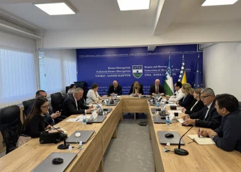 U Bihaću potpisan ugovor kojim je predviđeno klizalište u okviru “Kladuške zime 2025”