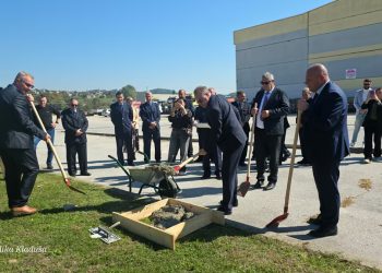 Premijeri FBiH i USK u Velikoj Kladuši: Postavljen kamen temeljac za izgradnju Vatrogasnog doma