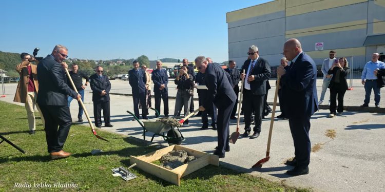 Premijeri FBiH i USK u Velikoj Kladuši: Postavljen kamen temeljac za izgradnju Vatrogasnog doma